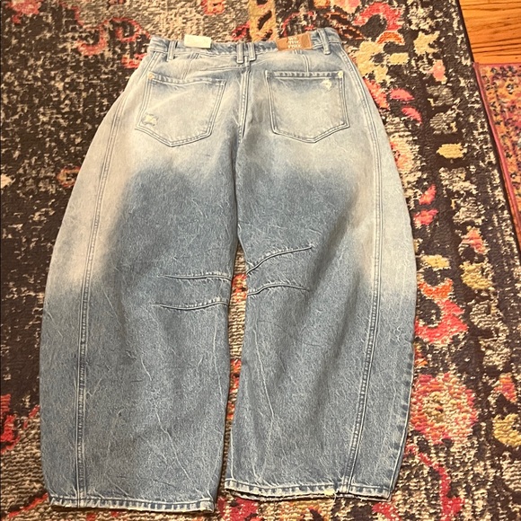 We The Free NWOT Good Luck Mid Rise Barrel Jeans-Light Wash - Picture 7 of 9